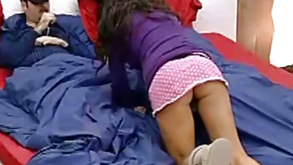 Флексибилната русокоса бебе Киара Лорд си игра со својата розова грабка