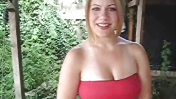 Прекрасната русокоса МИЛФ се заебава во порно сцената за косплеј