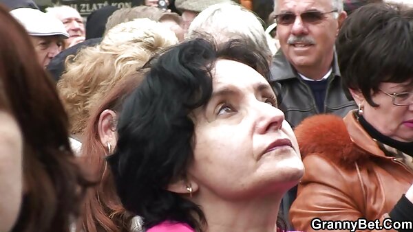 Речиси титулата црвенокоса пиле мами многу постар човек да си го цица курот