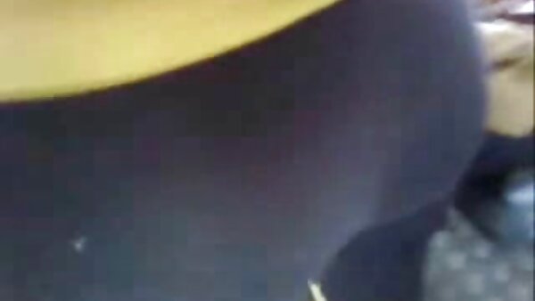Бринетата стриптизерка во полицајка луда од рогови ѝ се заебава на црната обетка