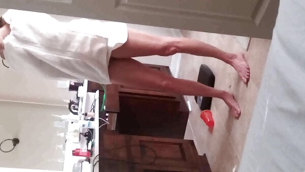 Прекрасната куќна помошничка Jynx Maze на колена го цица курот на Ли Стоун